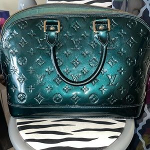 Mint condition authentic Louis Vuitton purse